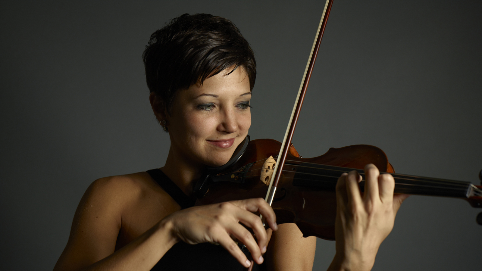  Laura Colgate playing the violin.